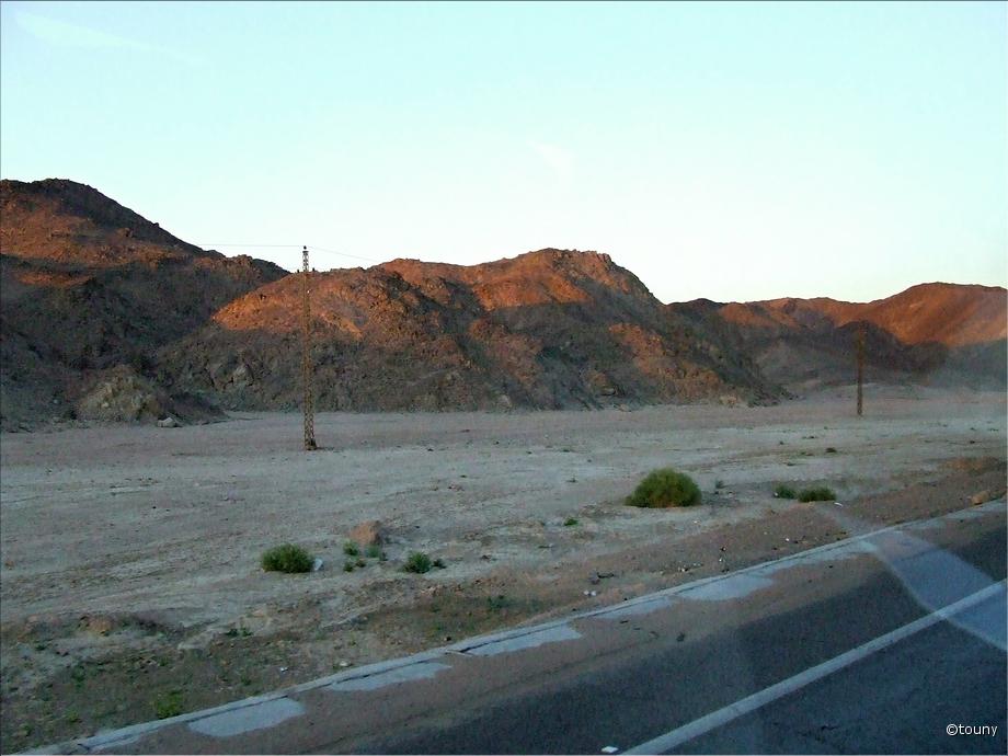 route Louxor-Hurghada - désert arabique