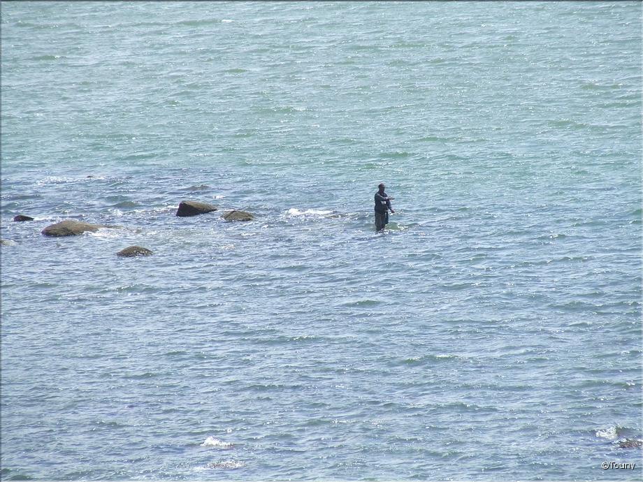 pêcheur aux falaises rouges