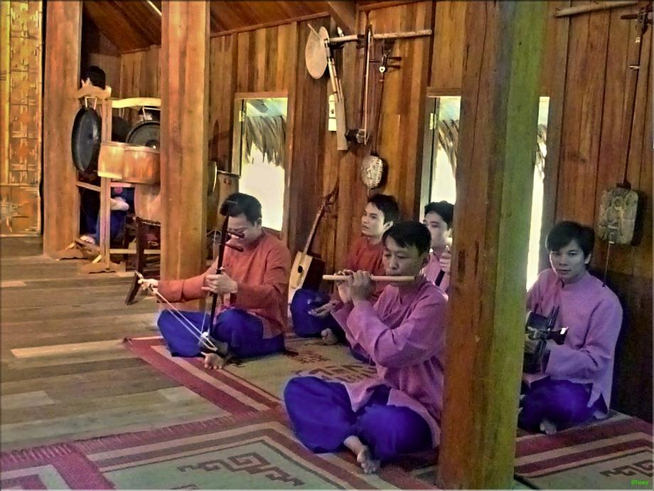 Hoa binh - musiciens muong