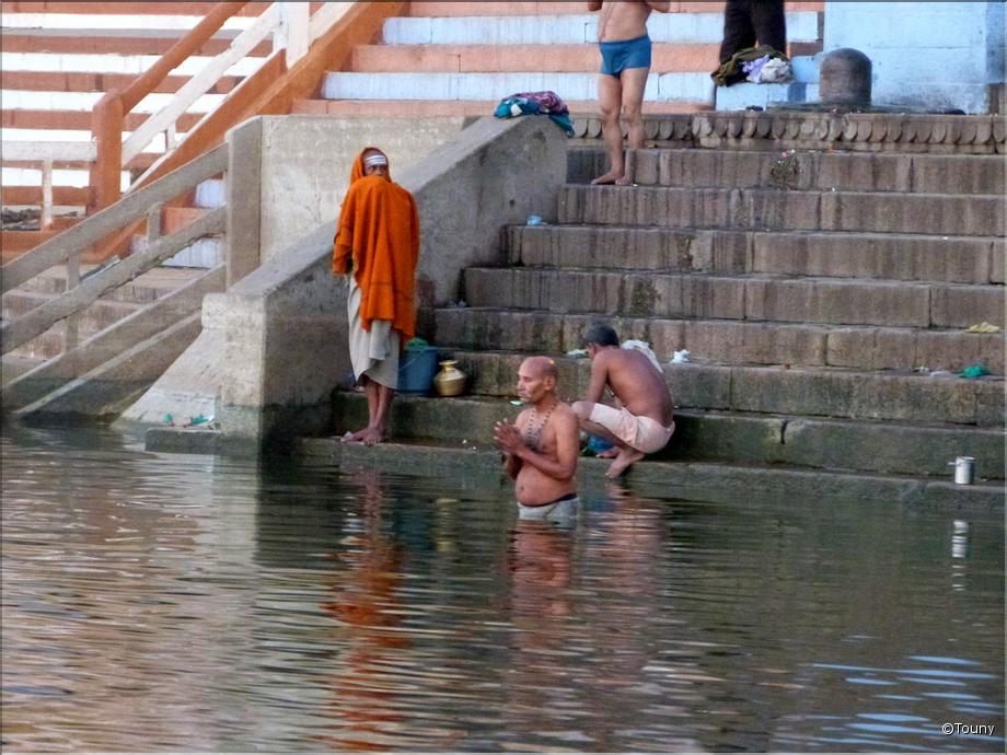 Bénarès - Gange au petit matin - ablutions