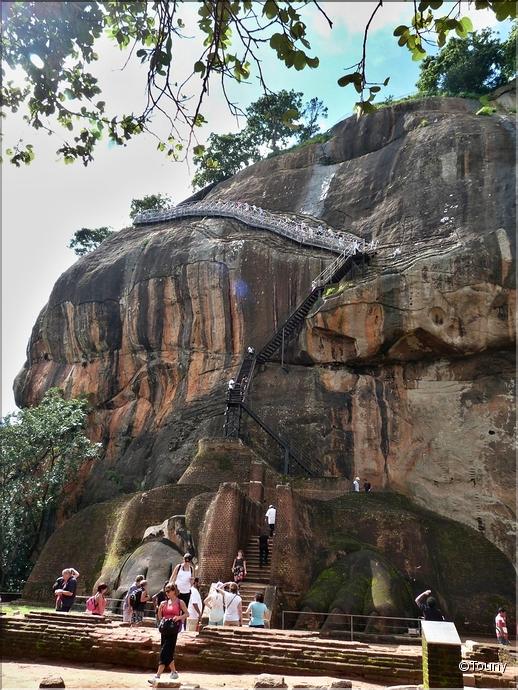 Sigirîya - rocher du lion - accès au sommet